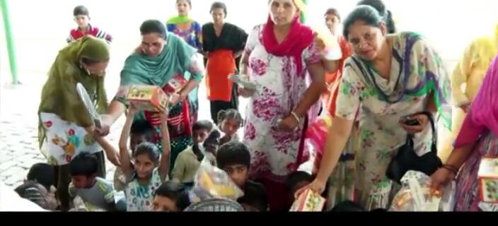 InsanRajni786's tweet photo. #MobileWelfarework
Great initiative started by volunteers to distribute toys n books to needy ones by following preachings of st @Gurmeetramrahim Ji..
#SaintDrGurmeetRamRahimJi_Initiative11 https://t.co/64Ymfs4nFO