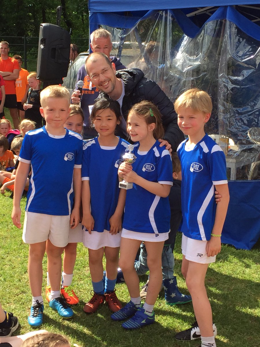 Wethouder @S_Jansen81 reikt de prijzen uit aan winnaars van het RDZ Hemelvaarttoernooi. Zo’n 800 spelers deden mee!