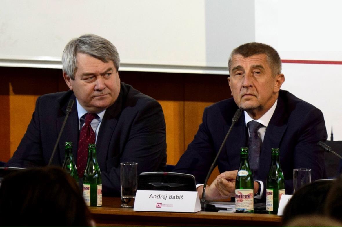 Posledniskaut's tweet photo. My jsme hoši z StB 
bereme však na sebe 
podobu levice, 
středu nebo pravice 
(to je pěkná směsice) 
thx Discreet Rhino https://t.co/ovgtmU8xtp