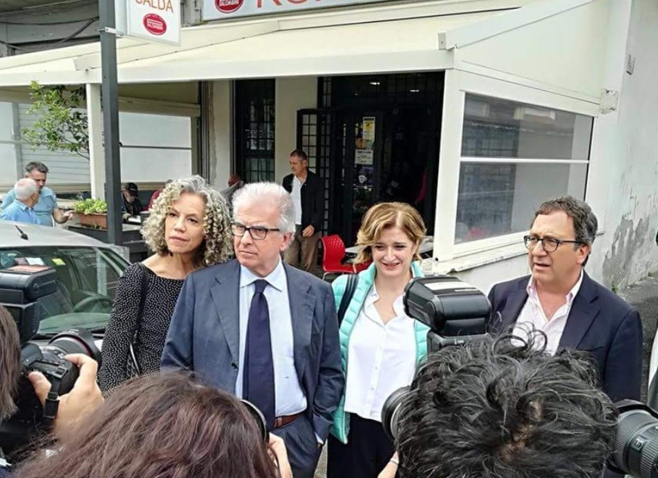 Cara <a href="/florianabulfon/">floriana bulfon</a> noi ci siamo. Solo restando ogni giorno al fianco di chi ha avuto il coraggio di denunciare i clan e riavvicinando in #tuttaRoma Istituzioni e cittadini possiamo insieme sconfiggere la mafia! Tutti al #RoxyBar #Romanina #ScortaMediatica #uncaffècomescorta