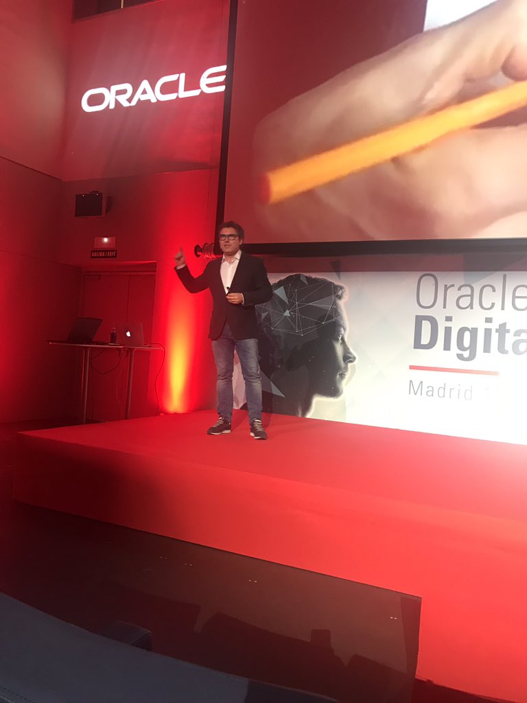 agustin13's tweet image. #OracleDigitalCX18 @marcvidal habla de los orígenes de Internet.