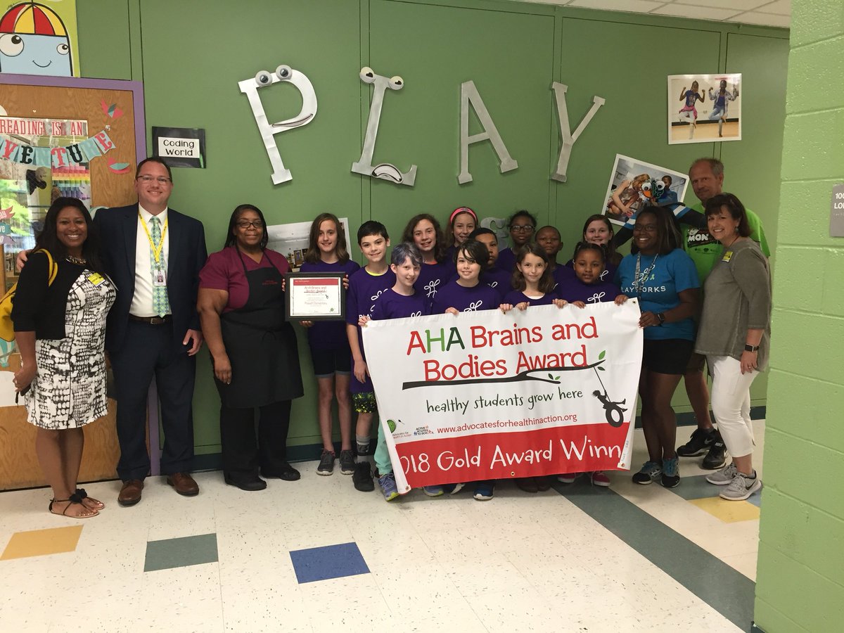 SaraMerzNC's tweet photo. Fabulous @PowellesPLAY visit to Award them #Brains&amp;Bodies Gold 2018! Thanks for having us @PowellPrincipal &amp; junior coaches! Congrats to @WCPSS wellness winners! Keep up the good work. https://t.co/ZPtEueifry