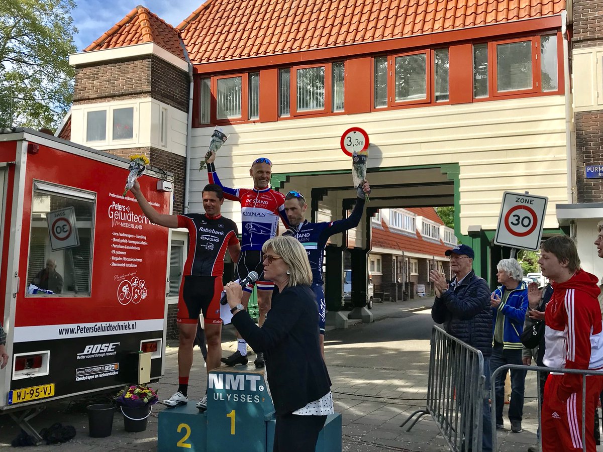 canan_uyar's tweet photo. @cobyvanberkum reikt prijzen sportklasse #wielerronde #Purmerplein uit. Vandaag na een onderbreking van vier jaar weer terug op het plein. https://t.co/vnXCYgJTpj