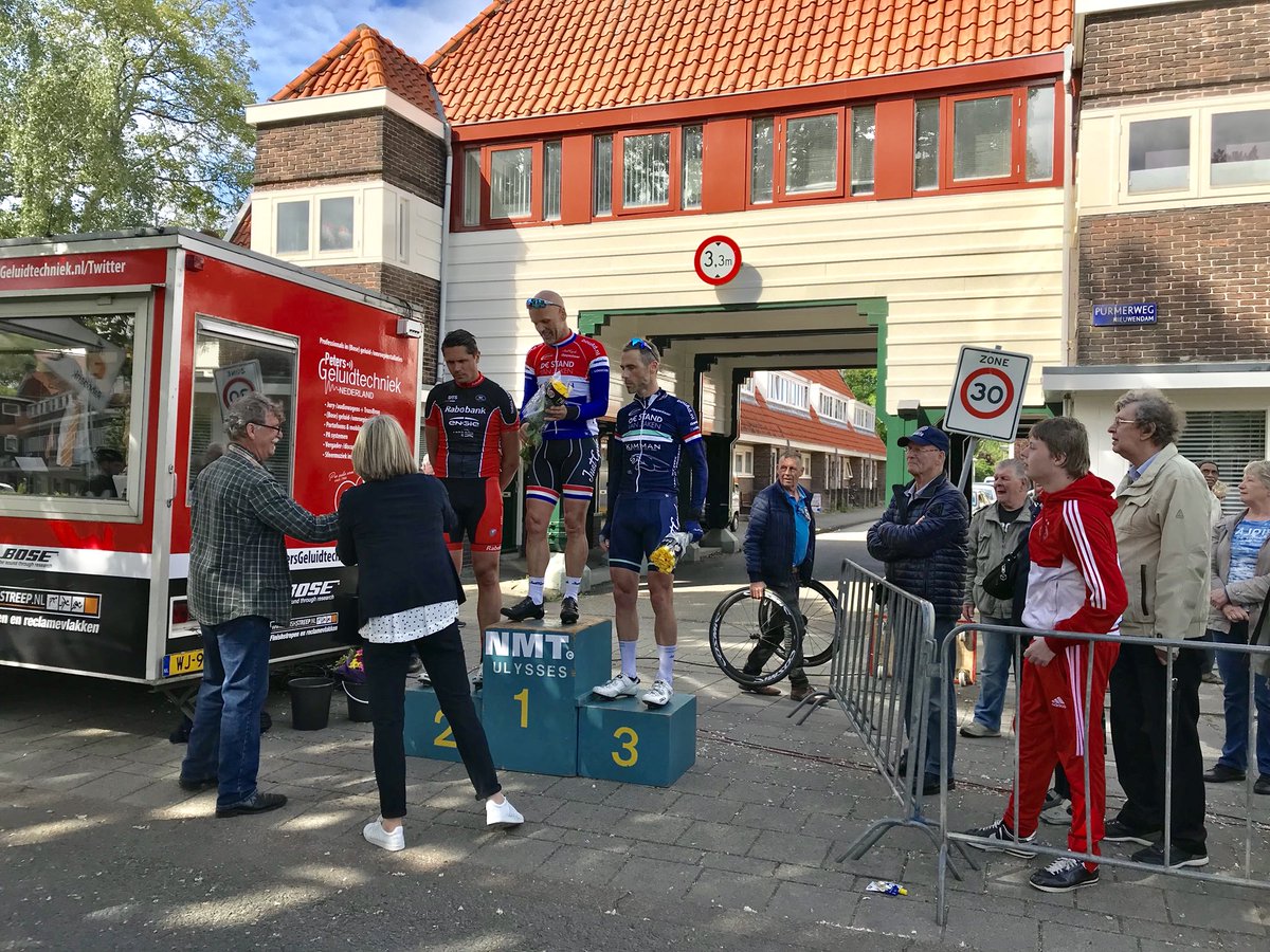 canan_uyar's tweet photo. @cobyvanberkum reikt prijzen sportklasse #wielerronde #Purmerplein uit. Vandaag na een onderbreking van vier jaar weer terug op het plein. https://t.co/vnXCYgJTpj
