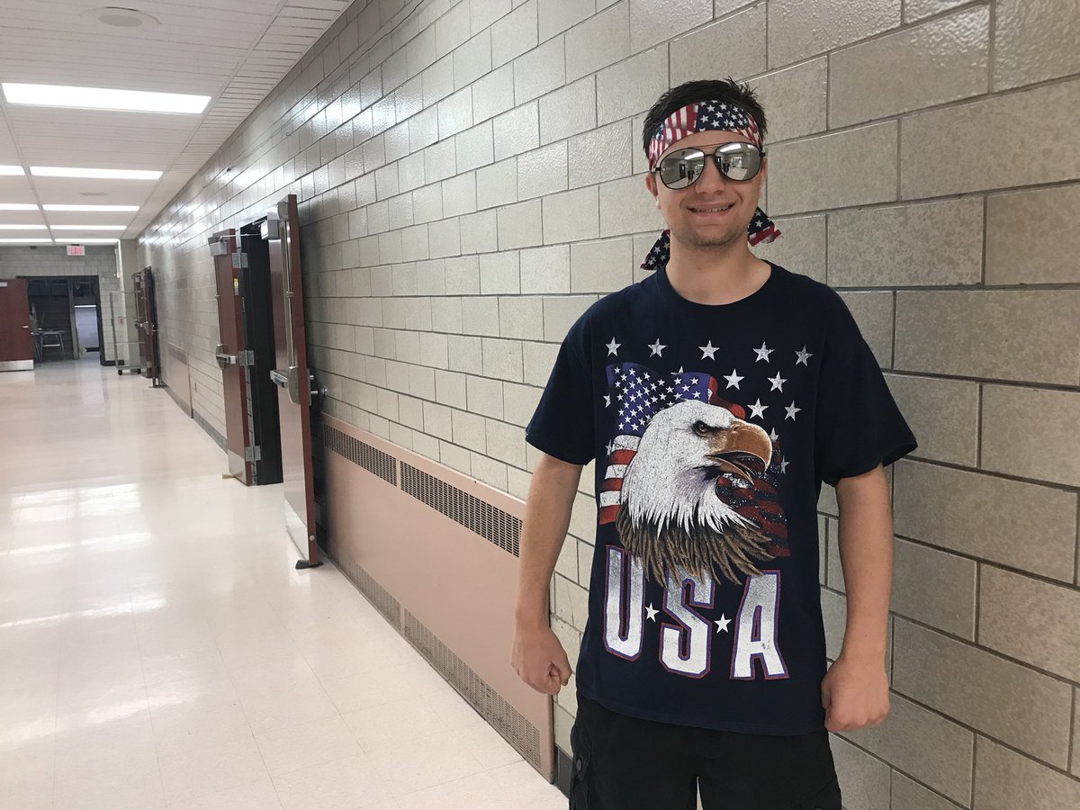 Shsprom2018's tweet photo. Here at Springdale every day is America day 😎🇺🇸 #FreedomIsRinging #Merica https://t.co/W8wT2mmYdq