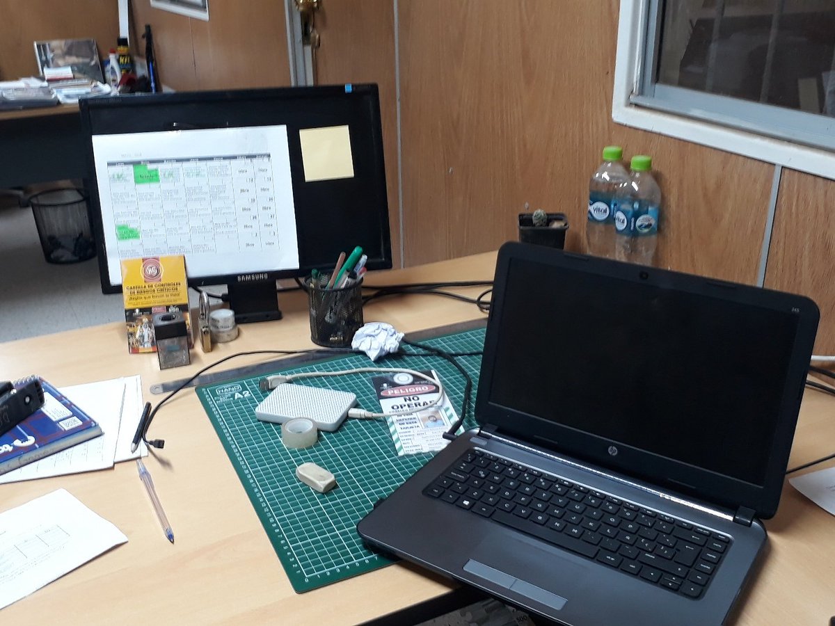 fransalinas87's tweet photo. #desorden en proceso de orden de la oficina jajajajjaja #papelesymaspapeles https://t.co/N1zXBnv6Fb