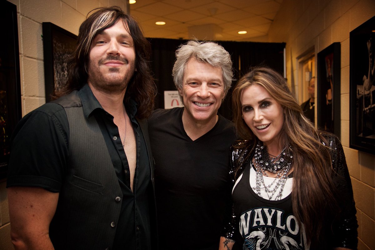 BonJovi's tweet photo. Had a great first night in NYC! JBJ with opening act @WilliamsHonorX + setlist. See you again tonight @TheGarden! #THINFStour https://t.co/6BpjsB8Xf5