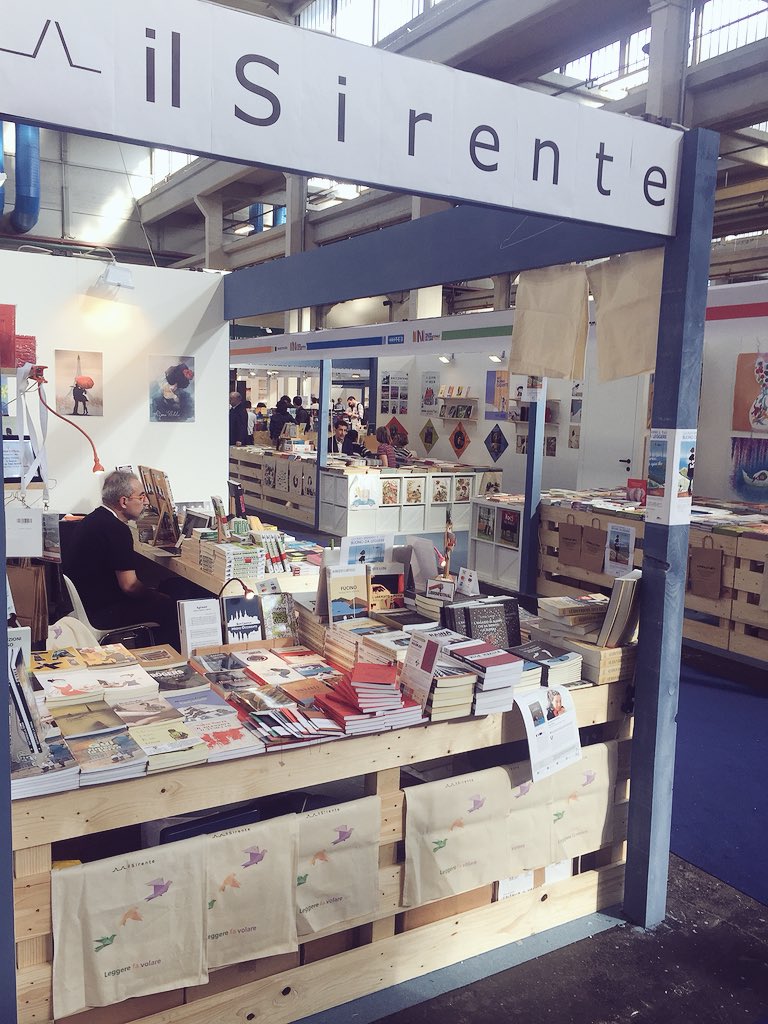 ilsirente's tweet photo. Escluso il signore che lavora (sullo sfondo), questo è il Sirente STAND Jolly 17 #SalTo18 nel Padiglione 2 / Con le novità #Lem e @SelmaDabbagh @altriarabi https://t.co/KZVhPrimX2
