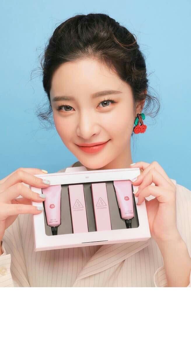 ponddd114's tweet photo. #3ce pink lip kit ( 4ชิ้น )
3ce lip color #L006 ขนาดปกติ
3ce lip color #L007 ขนาดปกติ
3ce lip treatment 2หลอด
ราคาทั้งกล่อง 820 บ รวมส่งems คุ้มมากน้า ได้ลิป2แท่ง ทรีทเม้น2หลอด สีสวยมากกกกกก #พร้อมส่ง #คสอเกาหลี #คสอพร้อมส่ง #ถูกและดี #3ce
#รับหิ้วเกาหลี #พรีออเดอร์เกาหลี https://t.co/FsOU3ygY26