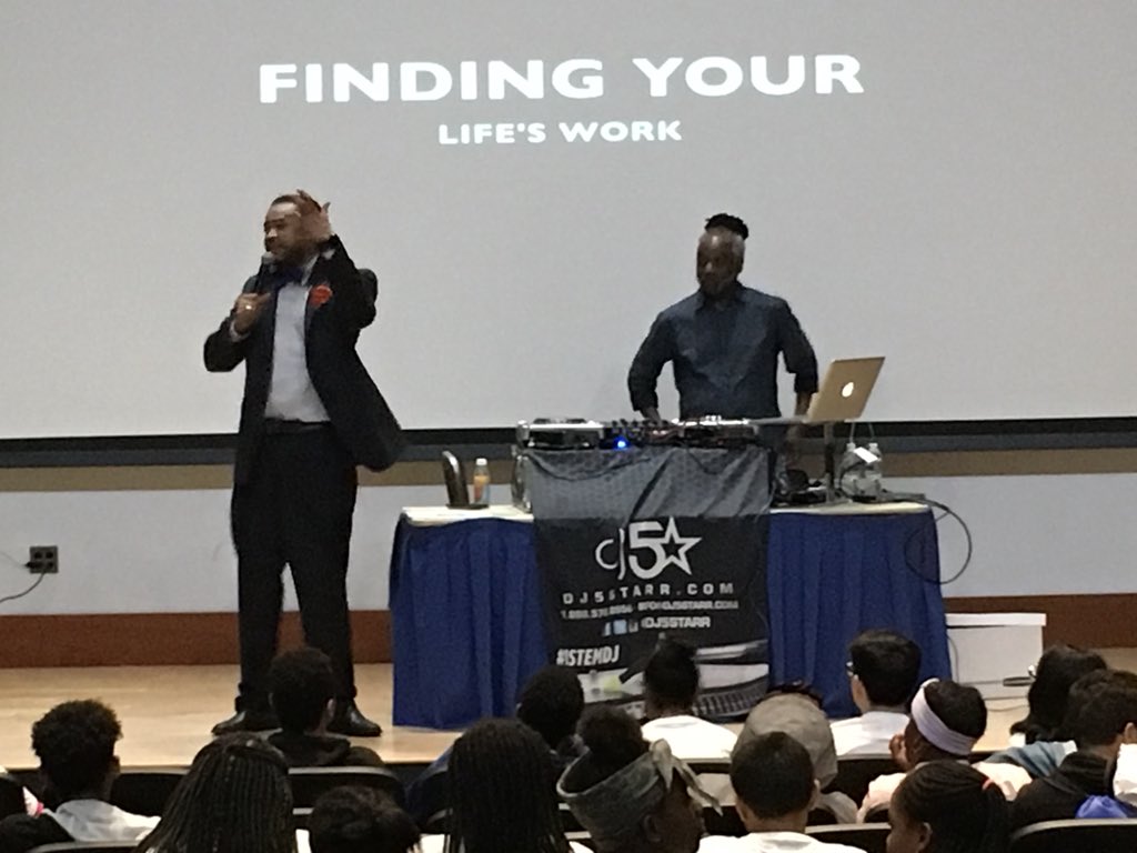 mnatale13's tweet photo. #EYECON #BEMORESTEM thru #Engagement STEMify my passion @SWA_Tigers @AFranklinBCPS @abooze20 @twelzant @MissTellezSWA @HRCWooldridge https://t.co/03dgvMbf89