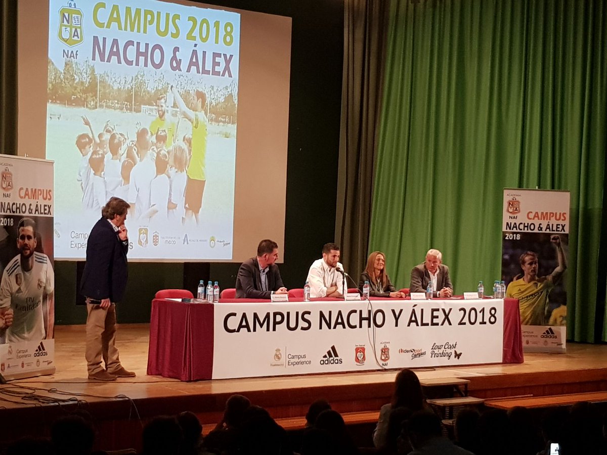 SGabrielAlcala's tweet photo. El salón de actos de nuestro cole ha acogido hoy la presentación del Campus de Verano de @nachofi1990 y @AlexFdez8 en nuestra Academia de Fútbol @academiaNAF. ¡No os lo podéis perder! 🙌⚽️ #pasiónporeldeporteSG https://t.co/UuxwDJniQI