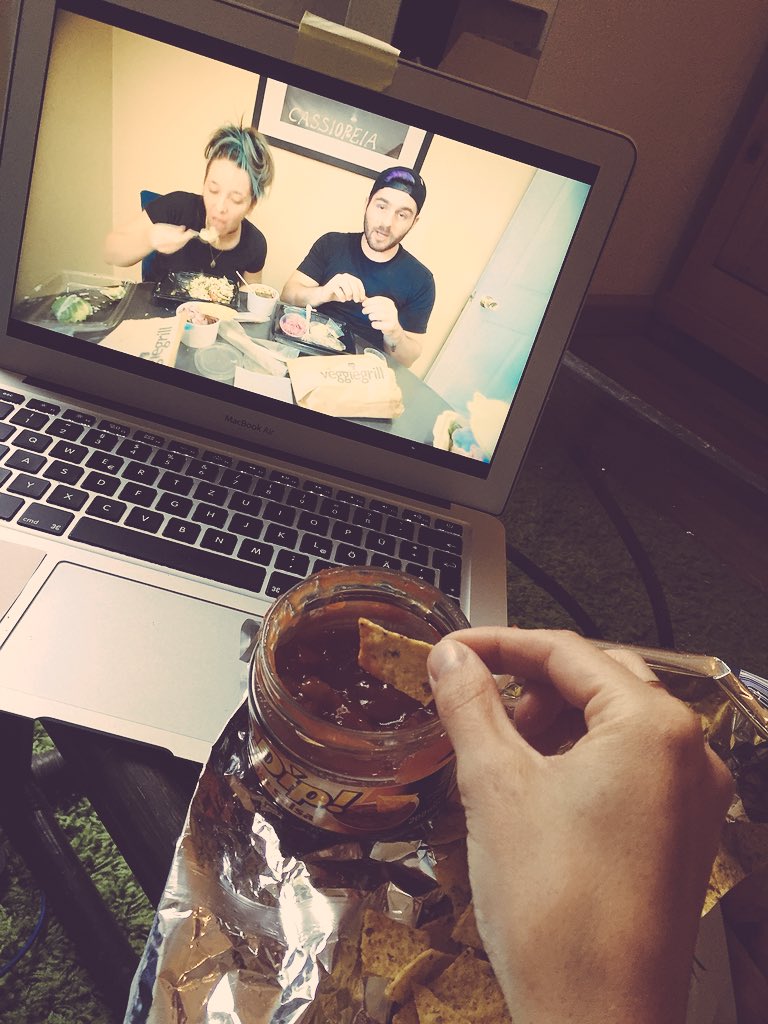 LgKathi's tweet photo. Watching Jenna and Julien eating while eating. Best thing ever 👌🏻 @JennaMarbles @juliensolomita @JennaJulien https://t.co/1TANmClTZe