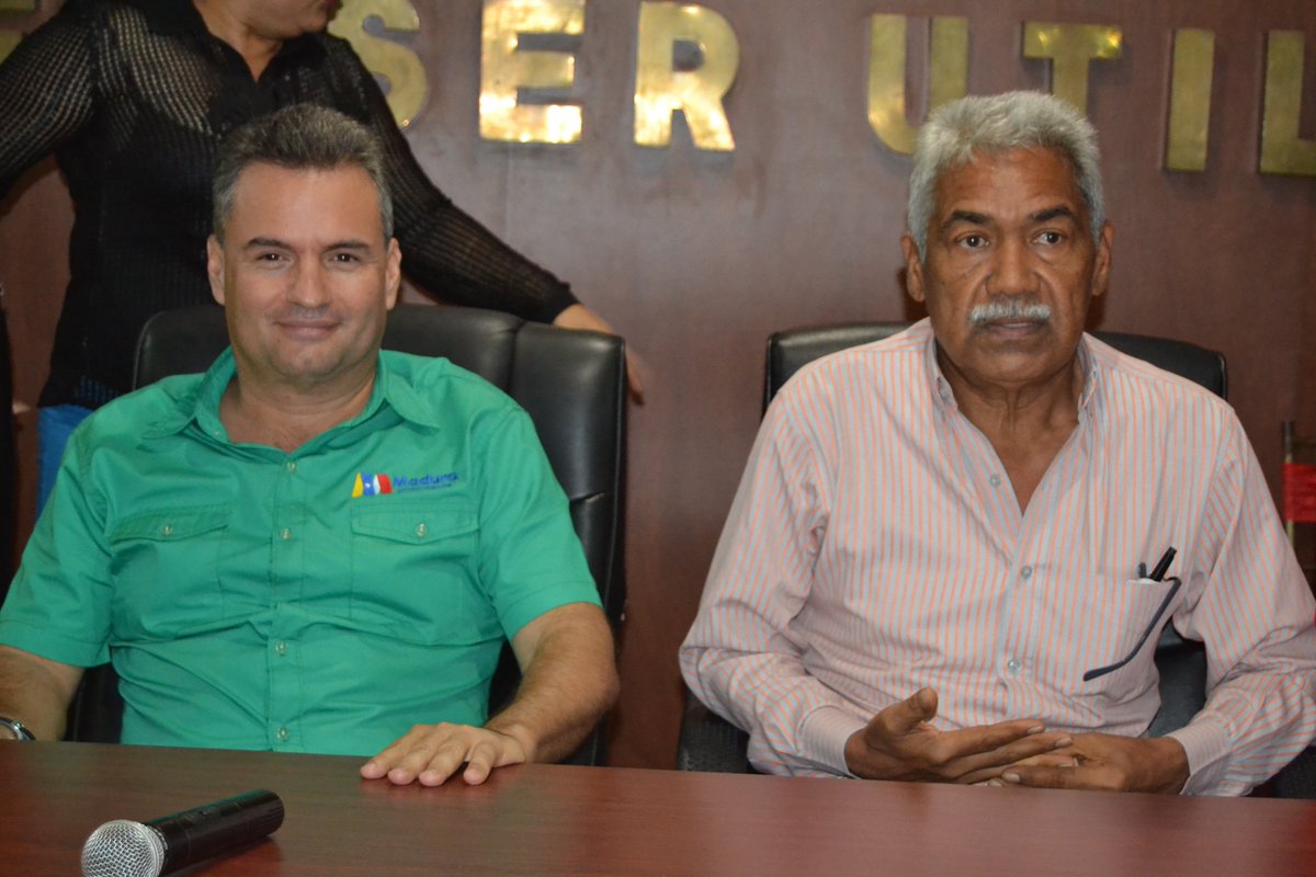 AlcaldeEfren's tweet photo. con gran participación se juramentó el día de ayer el comando de campaña Simón Bolívar "Concejales y Pueblo Legislador" https://t.co/3UWiczkbJC
