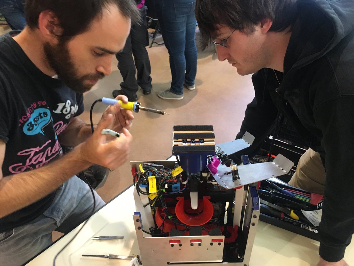 C’est normal ça a 5minutes du 2eme match? #MurphysLaw #eurobot #CDR2018 #PropulsionQuiFume