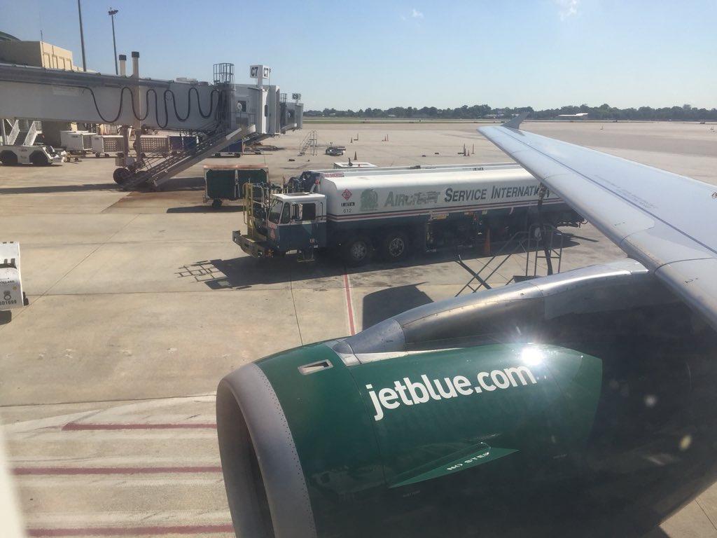tbarkat's tweet photo. #JetBlueSoFly! Turns green? https://t.co/pMZWomktOI