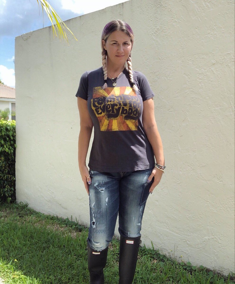 GypseaWanderer's tweet photo. @dazey_la use code SEPTIEN for 10% off your order now. #dazeyla #dazeyambassador #dazeylapromocode #hunterboots jeans c/o @silverjeansco #silverjeansco #silverstylesetter #summerstyle #graphictee #melissastees #dazeylady https://t.co/XQPAP0Ip2d