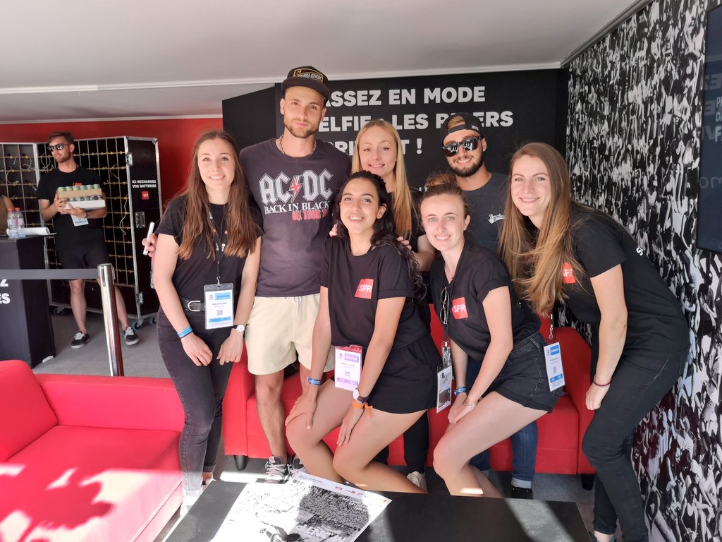 Même les hôtesses du Stand SFR n'ont pas résisté à la photo souvenir avec nos stars du jour ! 😎😍😎
#fisemontpellier