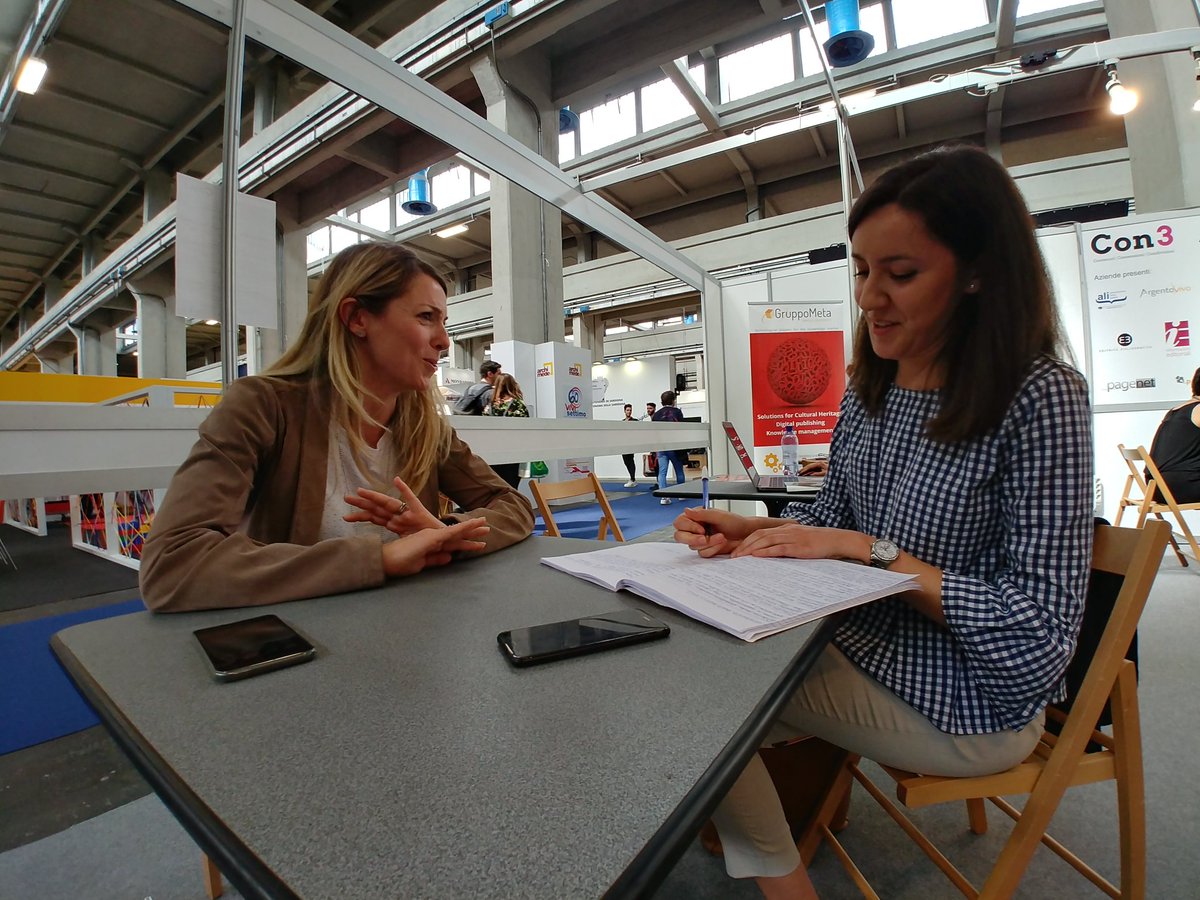 Carlo_Sai's tweet photo. Da Young Pope e Gomorra alle anticipazioni per il futuro, l'allieva del master @editoriaUnicatt Ioanna @_P_leaves intervista Sonia Rovai di #SkyItalia a @SalonedelLibro #EIP2018 #salTo18 https://t.co/3vbqK9khqB