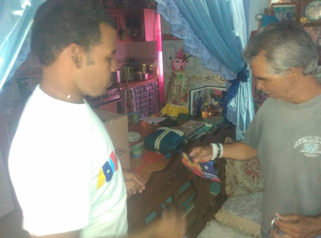 jpsuvzamora_mir's tweet photo. En #Zamora la #JuventudconNico activados en la entrega de cajas @ClapOficial casa por casa en el Urbanismo Fortin San Pedro de #Guatire. 

Seguimos Trabajando para ratificar este #20may a @NicolasMaduro como presidente de la República Bolivariana de Venezuela https://t.co/T8IYJ5eevj