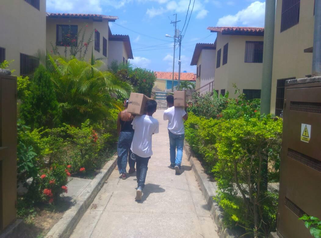 jpsuvzamora_mir's tweet photo. En #Zamora la #JuventudconNico activados en la entrega de cajas @ClapOficial casa por casa en el Urbanismo Fortin San Pedro de #Guatire. 

Seguimos Trabajando para ratificar este #20may a @NicolasMaduro como presidente de la República Bolivariana de Venezuela https://t.co/T8IYJ5eevj