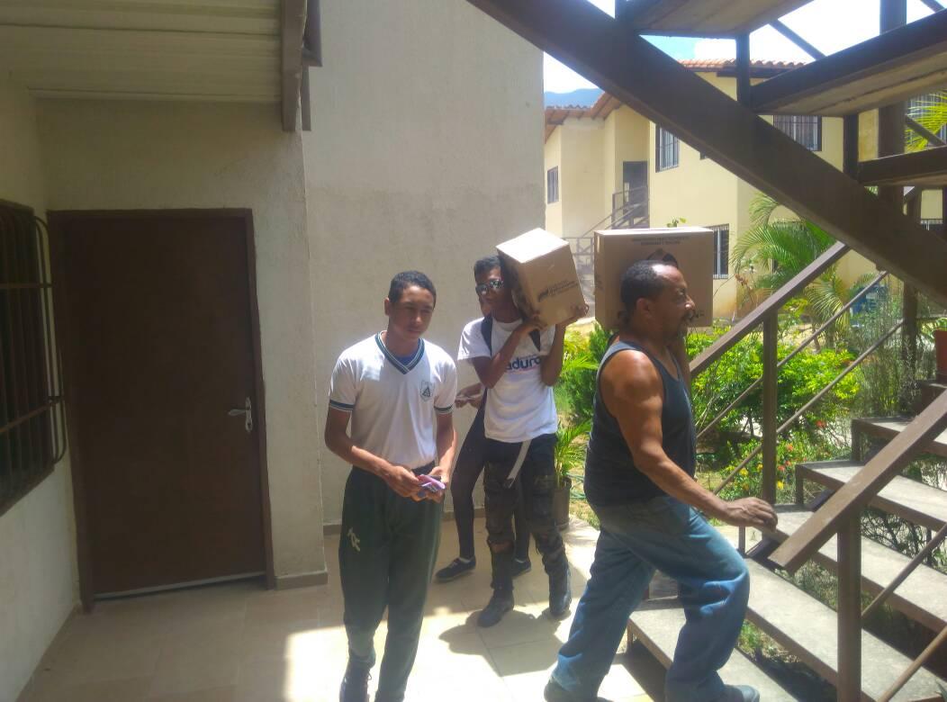 jpsuvzamora_mir's tweet photo. En #Zamora la #JuventudconNico activados en la entrega de cajas @ClapOficial casa por casa en el Urbanismo Fortin San Pedro de #Guatire. 

Seguimos Trabajando para ratificar este #20may a @NicolasMaduro como presidente de la República Bolivariana de Venezuela https://t.co/T8IYJ5eevj