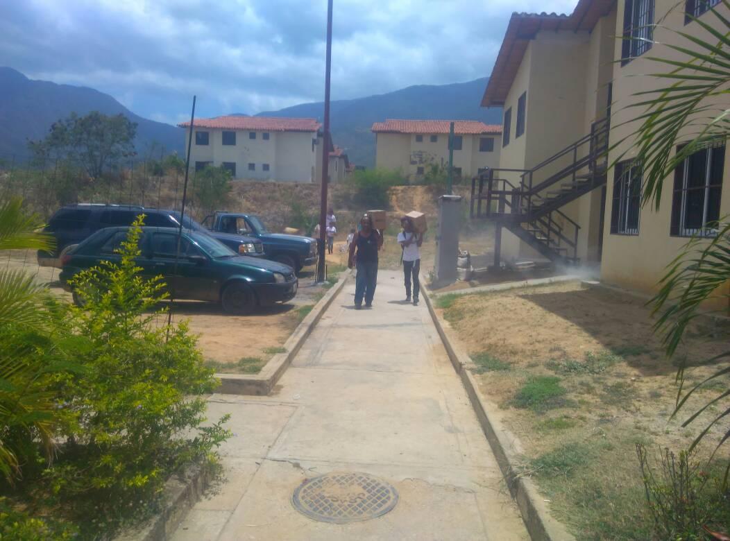 jpsuvzamora_mir's tweet photo. En #Zamora la #JuventudconNico activados en la entrega de cajas @ClapOficial casa por casa en el Urbanismo Fortin San Pedro de #Guatire. 

Seguimos Trabajando para ratificar este #20may a @NicolasMaduro como presidente de la República Bolivariana de Venezuela https://t.co/T8IYJ5eevj