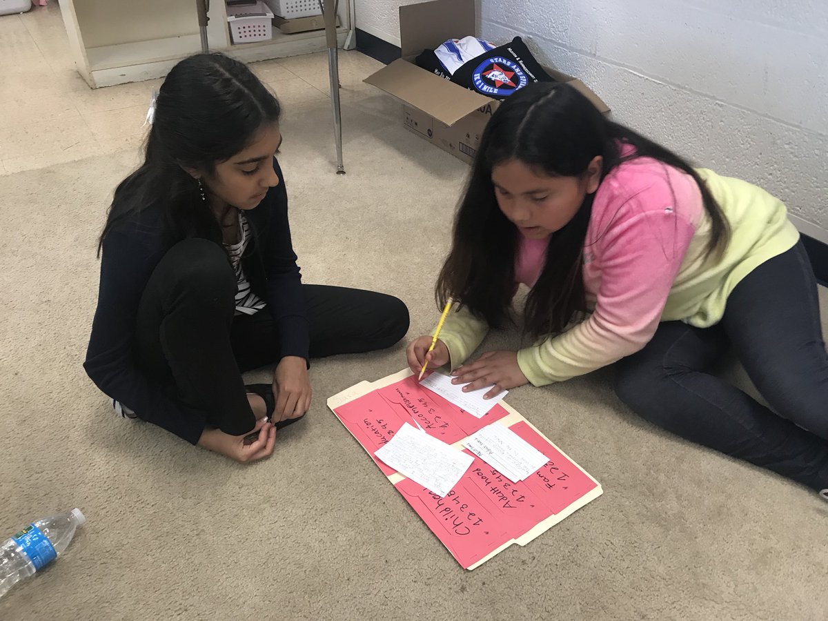 pulcianisclass's tweet photo. 5th graders mentoring 4th graders! Time to get those biographies ready!! #weare44 #madison44 @mrsopdykesclass https://t.co/r8UvYJDWLE
