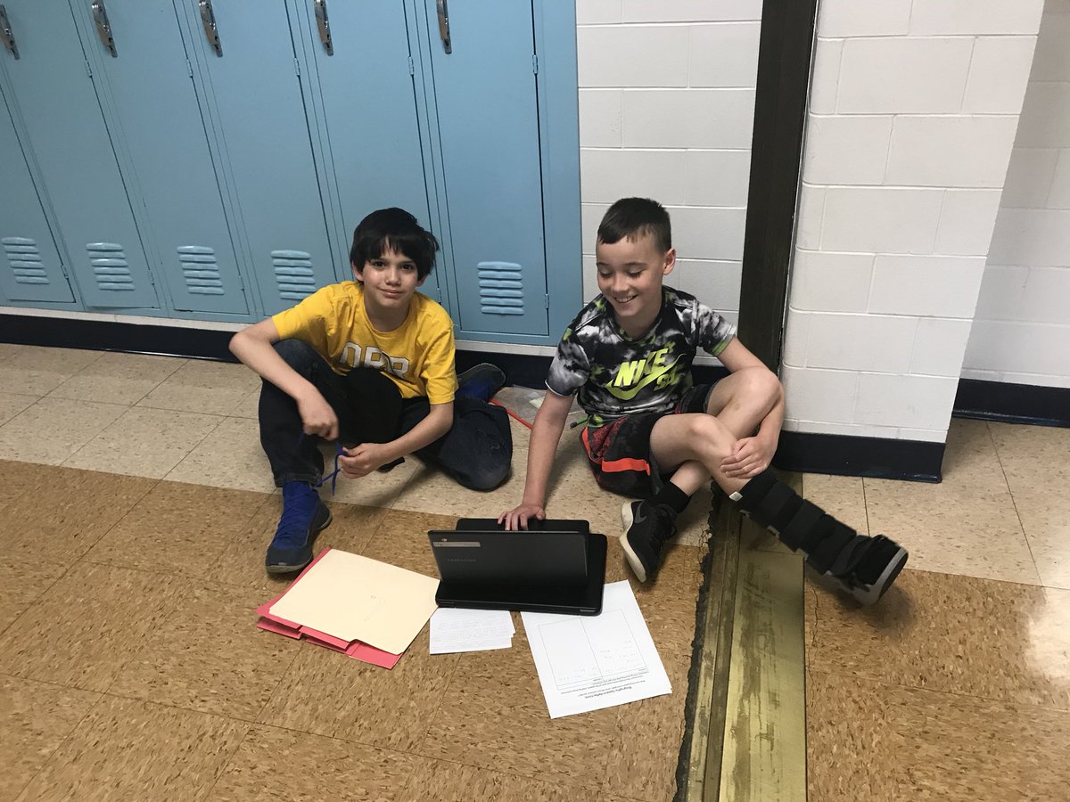 pulcianisclass's tweet photo. 5th graders mentoring 4th graders! Time to get those biographies ready!! #weare44 #madison44 @mrsopdykesclass https://t.co/r8UvYJDWLE