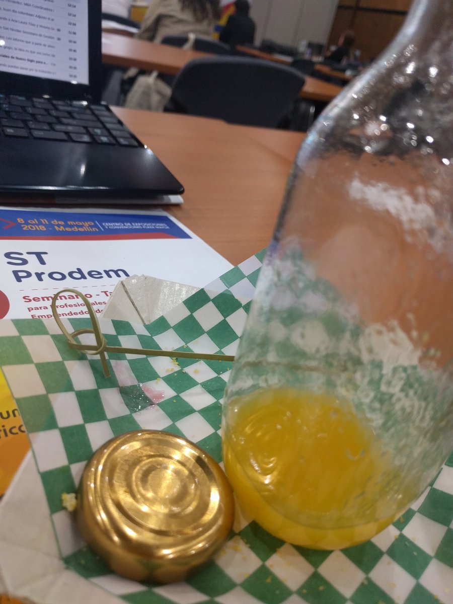 AnaLauraTrias's tweet photo. Fascinada con el buen uso de materiales reciclables o reutilizables del coffee en el #8STProdem ♻️👏👏👏 #STProdem2018 https://t.co/Lnz4vGmaMj