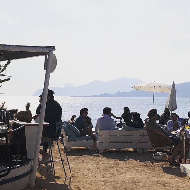 martijn10velden's tweet photo. Back at Experimental Beach @eccbeach today. What a pleasure it is to play here at this beautiful location in the sunshine by the sea! 😎☀️✌️ #experimentalbeach #ibiza #sunshine #beach #music #funk #soul #disco #vibes https://t.co/M2t0uOFlOX https://t.co/y1DZ9N326m