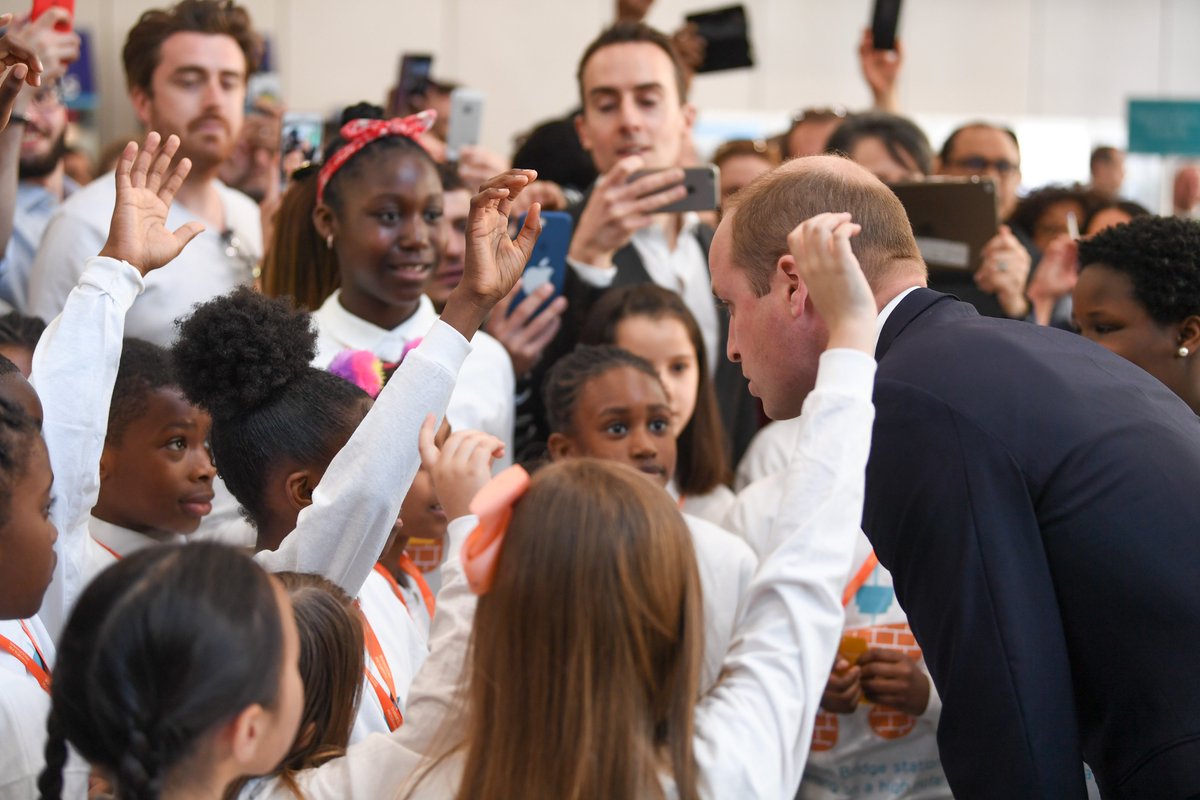 TLProgramme's tweet photo. 🤔 We're not sure who was the most popular visitor to the official opening of London Bridge station this week... The Duke of Cambridge or the @HamleysToys Bear! 🐻
@SNSPrimary @tbprimary @KensingtonRoyal
#LondonBridge #LBGreopens https://t.co/xu3JLz8si6