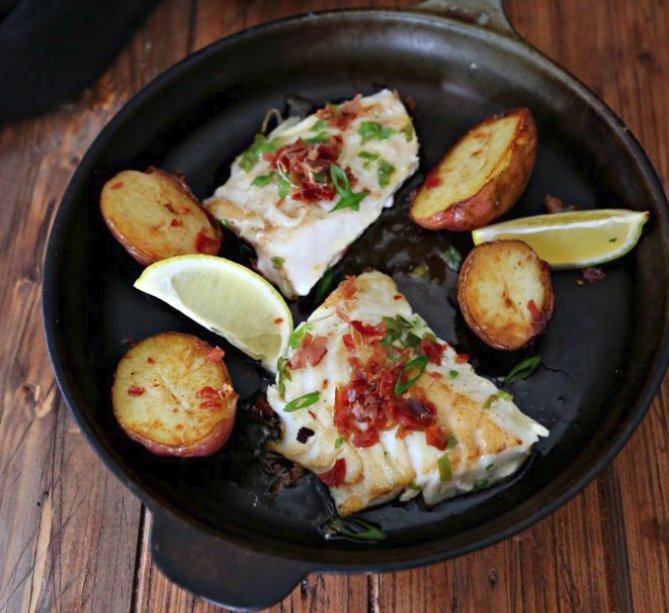 Alaska_Seafood's tweet image. All you need is five ingredients to make this Alaska cod with lemon butter recipe by @bellalimento. bit.ly/2Hp4WsE  #AskForAlaska