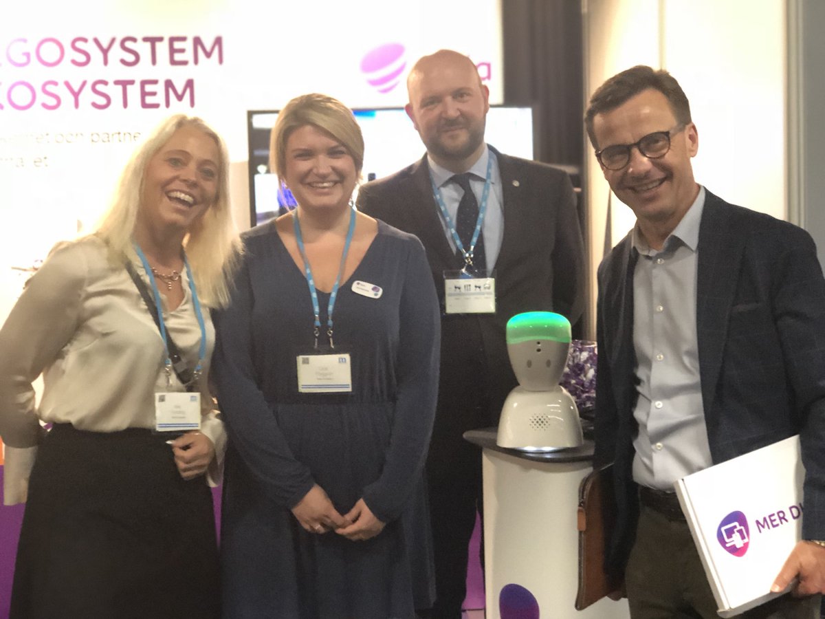 MiaForsang's tweet photo. Ulf Kristersson, partiledare @nya_moderaterna & stabschef Johan Stuart på plats i @TeliaSverige montern på @sverigemotet i Göteborg. Jag och @linafarggren berättar om #merdigital , det smarta samhället och partnerskap m bl a @_noisolation och roboten AV1💜 https://t.co/zwYaAzOZaI