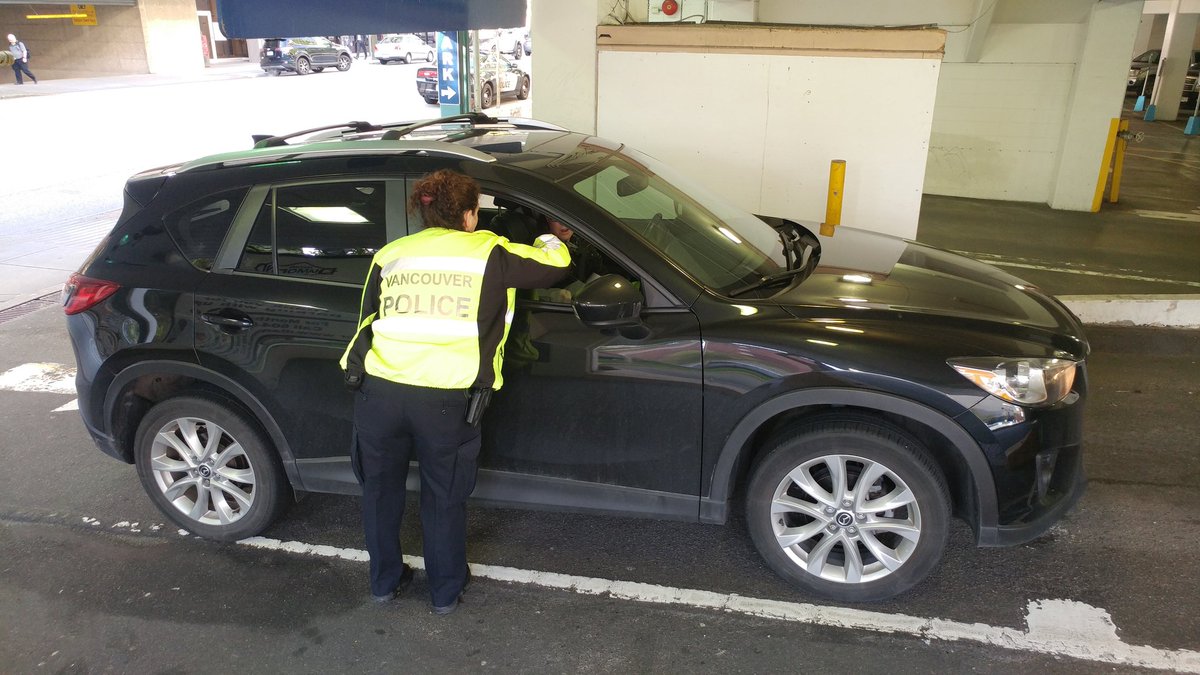 skinnyonsafety's tweet image. Theft from 🚗🚐🚙 is ⬆ right now in Vancouver. #volunteers from @WECHCPC &amp;amp; @granvillecpc are helping @VancouverPD remind drivers not to leave any valuables unattended for any length of time. #stopautocrime