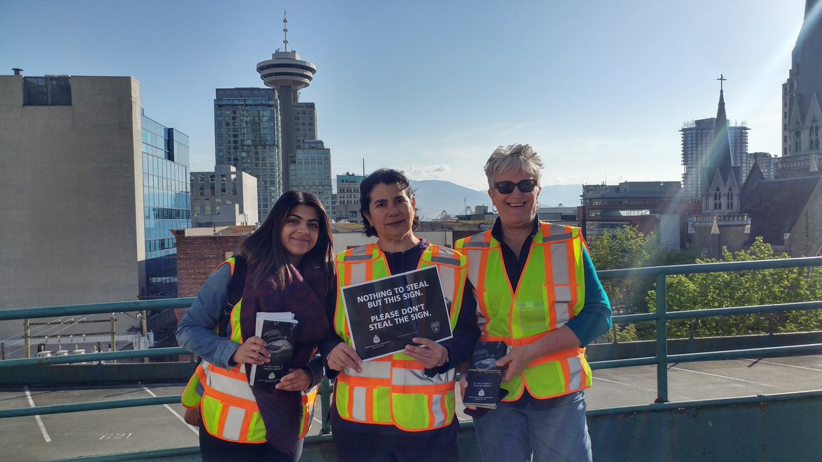 skinnyonsafety's tweet image. Theft from 🚗🚐🚙 is ⬆ right now in Vancouver. #volunteers from @WECHCPC &amp;amp; @granvillecpc are helping @VancouverPD remind drivers not to leave any valuables unattended for any length of time. #stopautocrime
