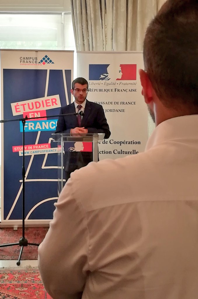 FranceJordanie's tweet photo. السفير برتولوتي : "من دواعي سروري أن أرى أمامي اليوم ٢٤ أردنيا وأردنية من طلبة وأساتذة، يستعدون للذهاب إلى #فرنسا و إنني سعيد بالأخص كوني قد قطعت وعداً على نفسي لكم بأن أعمل على زيادة التبادل الثقاقي ما بين #الأردن وفرنسا وابتعاث الطلبة والأساتذة الأردنيين إلى فرنسا". https://t.co/BMHRgp0rcc