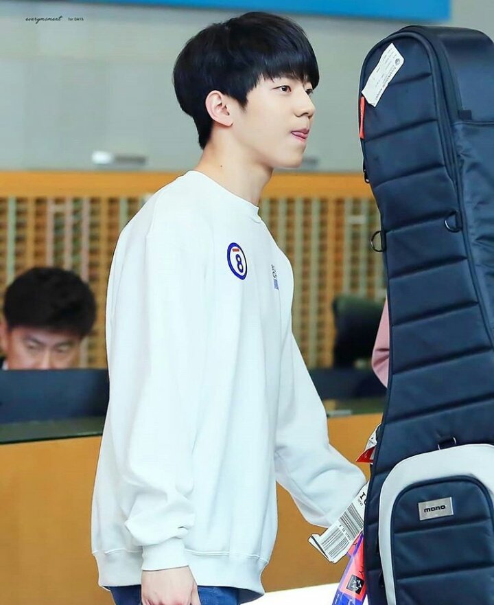 Day6_Bquilla's tweet photo. He's soooo cute😍😍
-재이🎸
Cr. To the owner 

#DAY6 #데이식스 #영케이 #영현 #강영현 #성진 #도운 #원필 #제이 #제이형 #kpop #wonpil #dowoon #sungjin #jae #brian #youngk https://t.co/0Ph0evCYf5