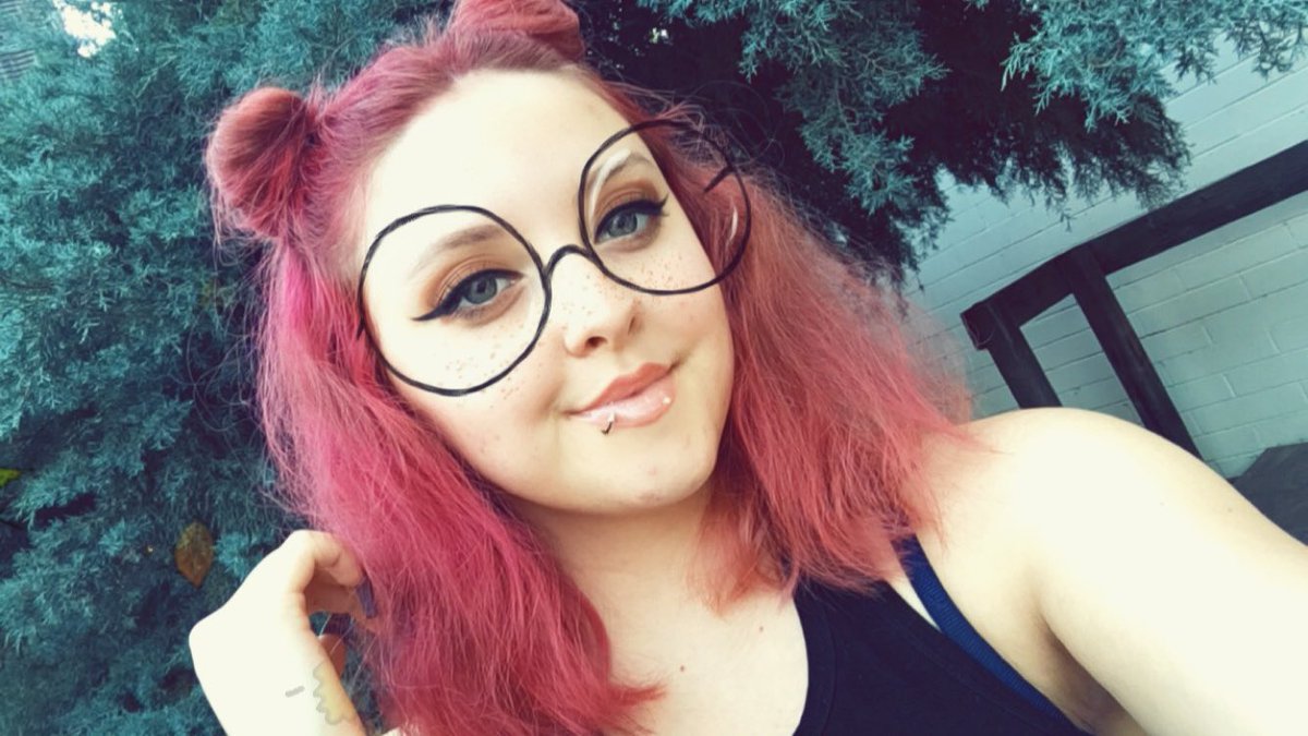 Clary_Angel_'s tweet photo. ✵Welp! I kept seeing everyone on my TL doing a #FaceReveal !! So here is mine!💗 https://t.co/T4tKL7vqrH