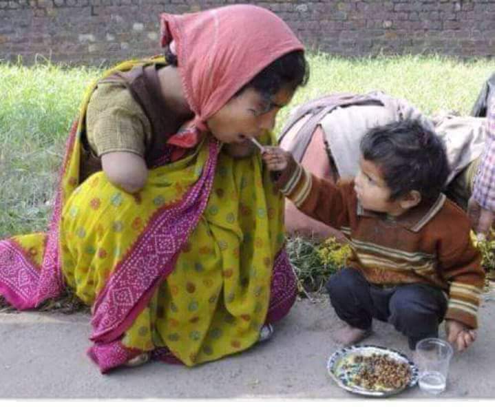 ام تخاطب ابنها وهو يطعمها وهيه 
قطيعة الكفين يمه مشتهيه
احضنك والله ما مشتهيه زااد 

توجع بعلي@الغرابي