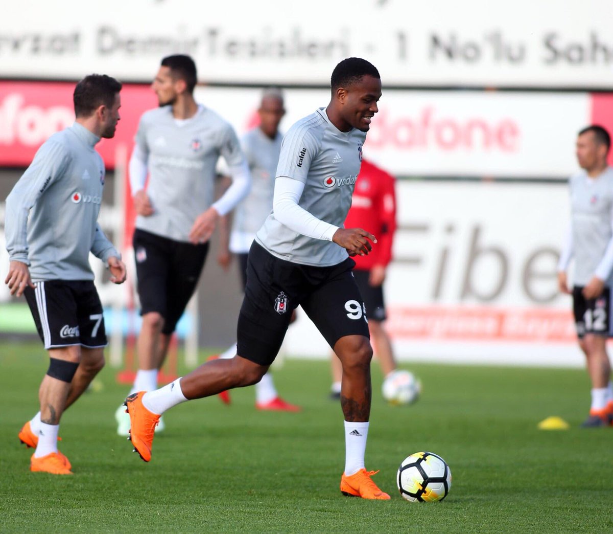 Besiktas's tweet photo. Beşiktaşımız, Spor Toto Süper Lig'de Osmanlıspor ile oynayacağı maçın hazırlıklarına başladı.
#Beşiktaş https://t.co/9AX9zbkMbu