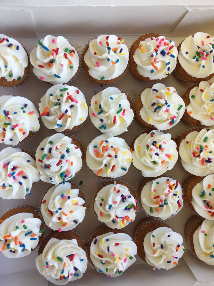 RodriguezN2017's tweet photo. @DseptaTigers Thank you for the yummy Breakfast and Cupcake Bar! #beDSE #IamDSISD #PTA #breakfast #cupcakebar #ThankyouPTA #Cupcake https://t.co/tFyVXdIeUk