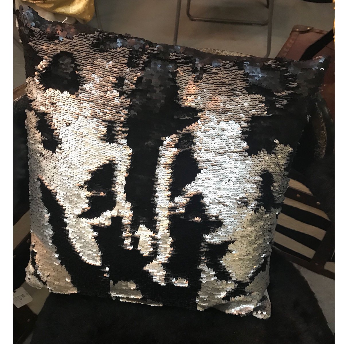 We have had more stock of our mermaid cushion!!!
luxuryhomestore.co.uk
📞 0333 0502582
💻 info@luxuryhomestore.co.uk
#mermaidcushion #silver #black #sequins #sparkle #cushion #cushions #homeaccessories #homedecor