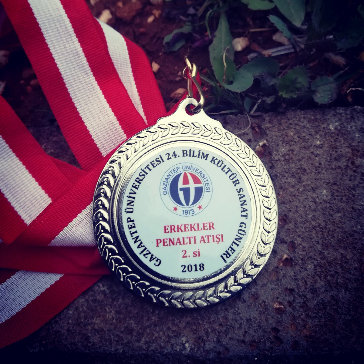 Üniversitemiz fakülteler arası erkekler penaltı atışı turnuvasında fakültemizi temsil eden 3. Sınıf öğrencilerimizden Bünyamin TAPAN finale kadar kusursuz bir performans sergileyerek gelmiş ve final sonrası ikinci olmuştur. Kendisini tebrik ediyor başarılarının devamını diliyoruz