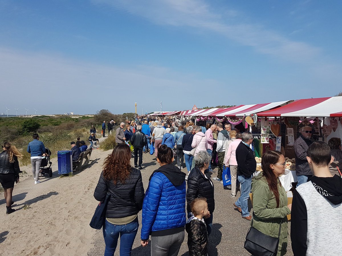 PolitievrijwW's tweet photo. Vandaag nuttig toezicht gehouden bij de #strandopening #HoekvHolland. Erg druk en gezellig. Veel glaswerk 'ingenomen' voor de #veiligheid https://t.co/A7QghZ1vJh