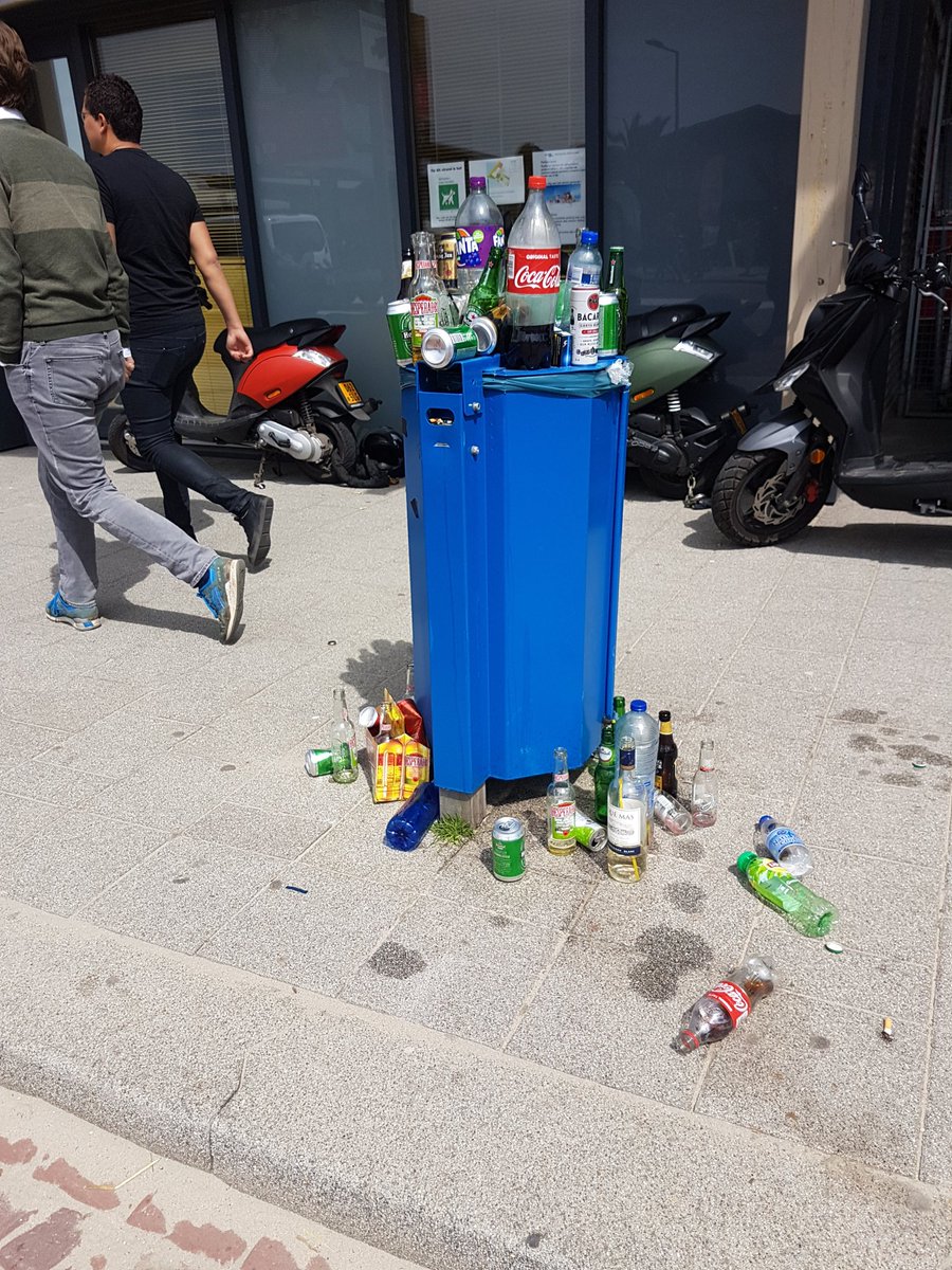 PolitievrijwW's tweet photo. Vandaag nuttig toezicht gehouden bij de #strandopening #HoekvHolland. Erg druk en gezellig. Veel glaswerk 'ingenomen' voor de #veiligheid https://t.co/A7QghZ1vJh