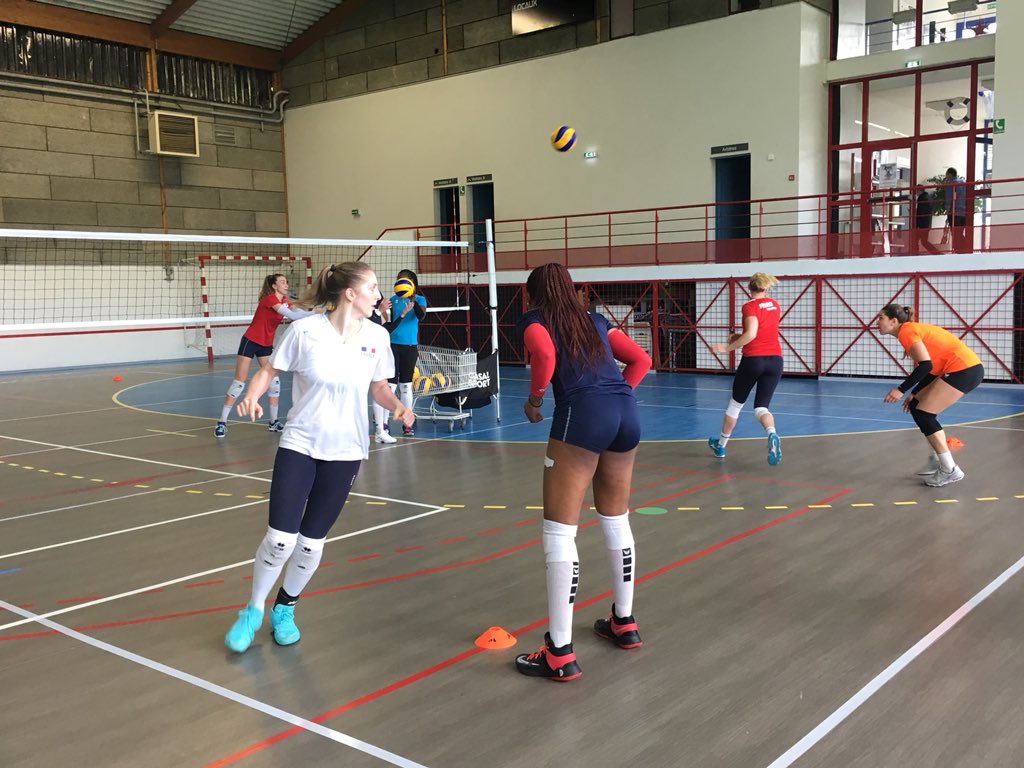 fabfab64230's tweet photo. Après le titre de champion de 🇫🇷UNSS minimes garçon VolleyBall du collège de Lescar, @VilledeLescar heureuse d’accueillir l’équipe de 🇫🇷 féminine @FFvolley pour une semaine de camp d’entraînements  #comité64volleyball @Ville_Pau @LesPyrDlaRep @SO_Pau https://t.co/acPGVTL8y1