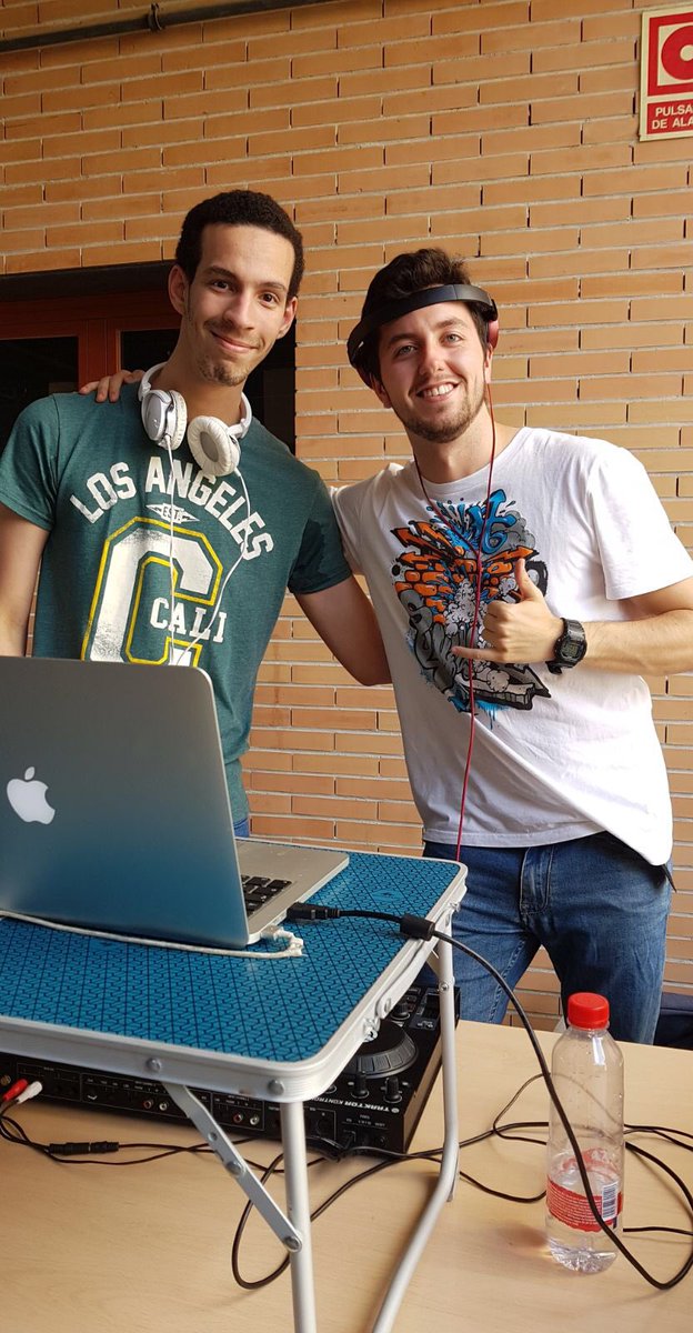 FarHome_'s tweet photo. Otro año más en la Fiesta de la ETSIIT! Cerve , sol y buena muúsicaaa!! Gracias @delegaETSIIT por confiar en nosotros !! ✌🏽🤖 https://t.co/1va6jrpIam