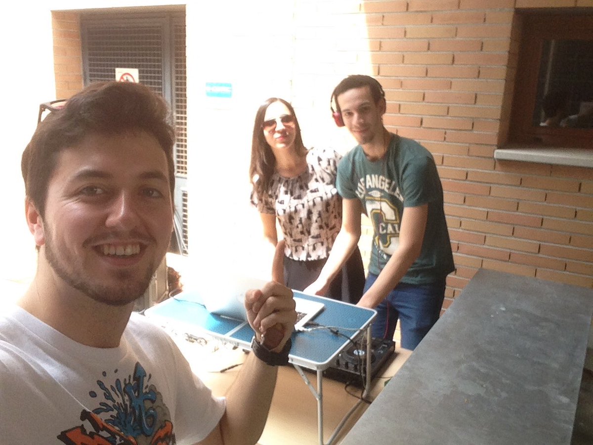 FarHome_'s tweet photo. Otro año más en la Fiesta de la ETSIIT! Cerve , sol y buena muúsicaaa!! Gracias @delegaETSIIT por confiar en nosotros !! ✌🏽🤖 https://t.co/1va6jrpIam