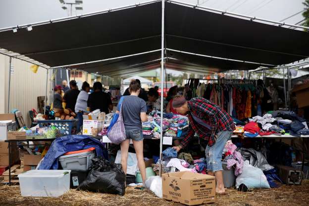 readynetworkllc's tweet photo. Residents of the Leilani Estates and Lanipuna Gardens subdivisions, who were evacuated from their homes due to eruptions of the Kilauea Volcano, pick up supplies at a community donation center. #Hawaii #Volcano #readynetwork #hawaiivolcano #KilaueaVolcano #lava #USGS #Kilauea https://t.co/PnswrdcmcJ
