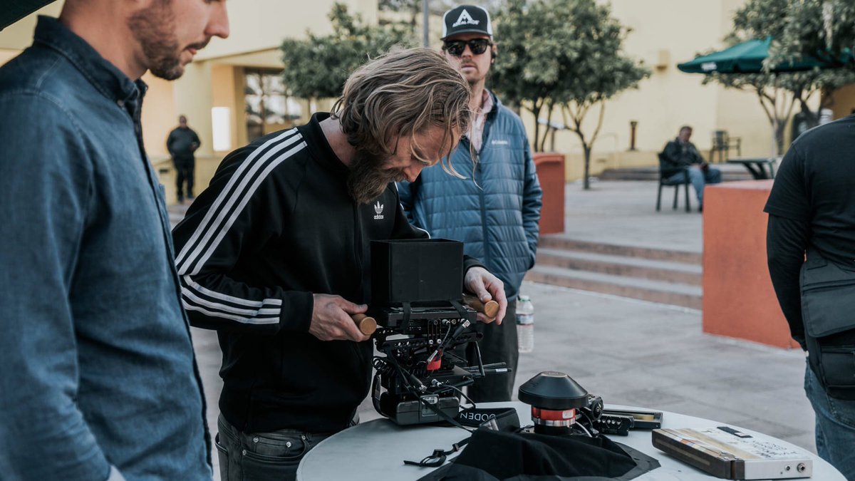 RidleyScottCG's tweet photo. Get a BTS look at the making of #RSAVR’s “Sam’s Surreal Gems,” the whimsical new episodic VR series directed by @HeyWonderful’s @MrCodlaa, for @SamsungMobileUS’s “Pilot Season.” https://t.co/K6dzeQvkbZ https://t.co/v5tp8FRgGN